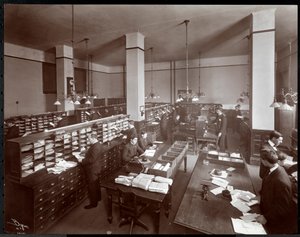 Mladí muži pracující v podatelně v Metropolitan Life Insurance Co. na 23. ulici a Madison Avenue, New York, 1907 (stříbrný želatinový tisk)